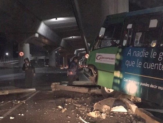 Choca microbús contra torton en Periférico