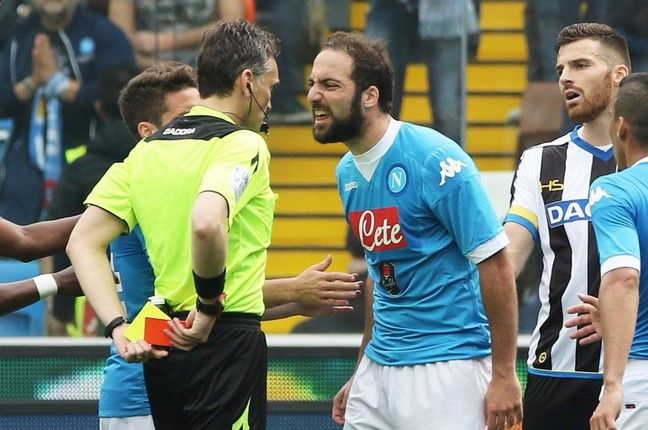 Video: Higuaín enfurece tras expulsión - @FantArdore