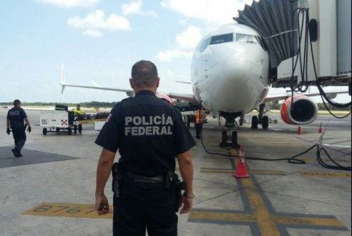 Hallan 15 kilos de cocaína dentro de un avión en Cancún - @LaRazon_mx-1
