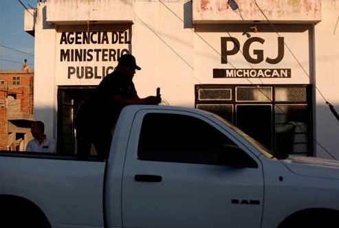 Bloqueos y enfrentamientos en Apatzingan deja 12 detenidos - @LaRazon_mx