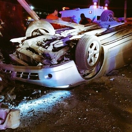 Cae auto 6 metros y conductor huye en Monterrey