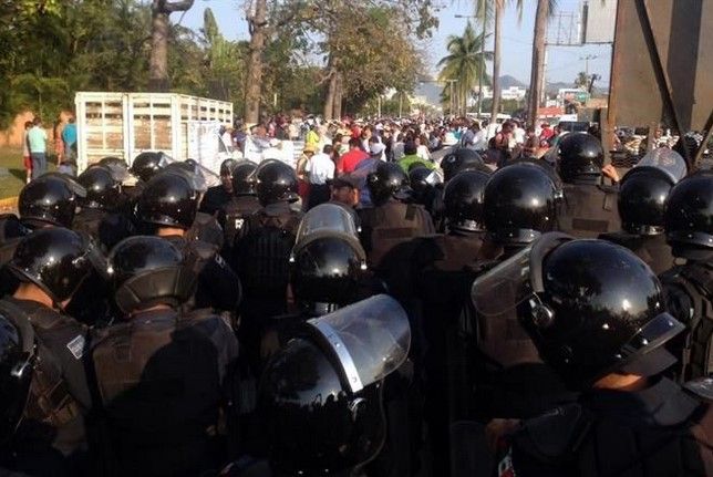 Maestros destrozan oficina del INEE en Guerrero - @Reforma