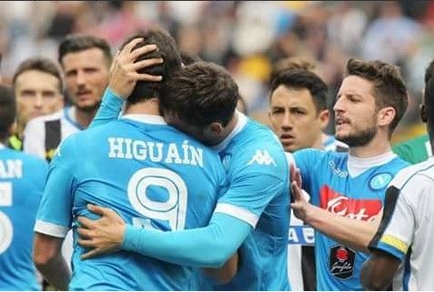 Video: Higuaín enfurece tras expulsión - @SSC_Napoli_ESP