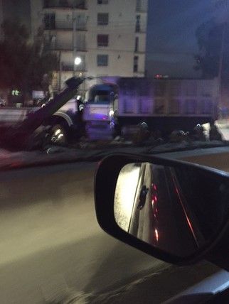 Vuelca camión en Periférico y Río Becerra - @Volco