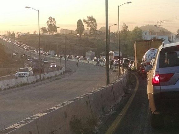 Vuelca camión en Periférico y Río Becerra - @Volco_