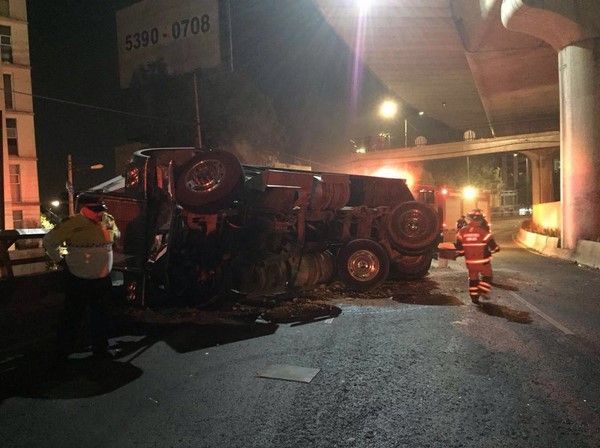 Vuelca camión en Periférico y Río Becerra - @Volco_2