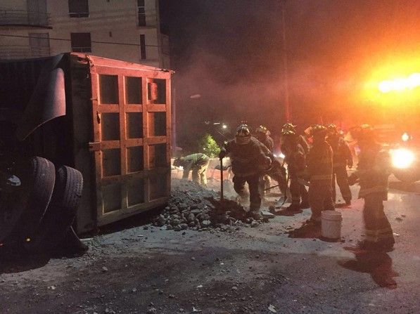 Vuelca camión en Periférico y Río Becerra - @Volco_21