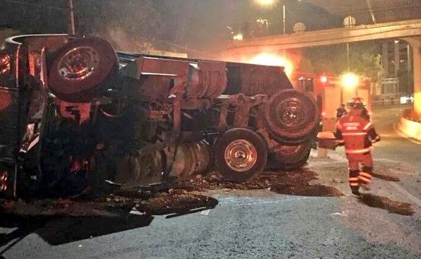 Vuelca camión en Periférico y Río Becerra - @Volcò