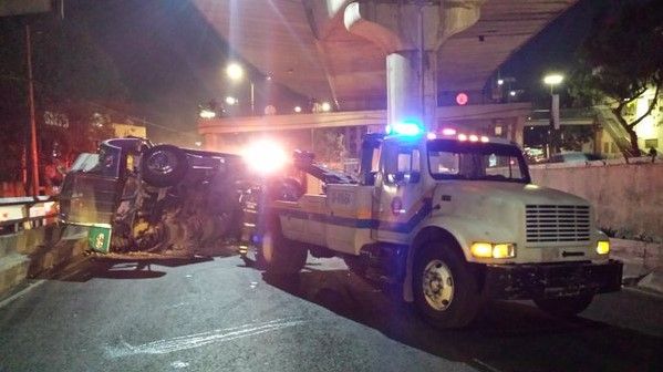Vuelca camión en Periférico y Río Becerra - @Volcò_