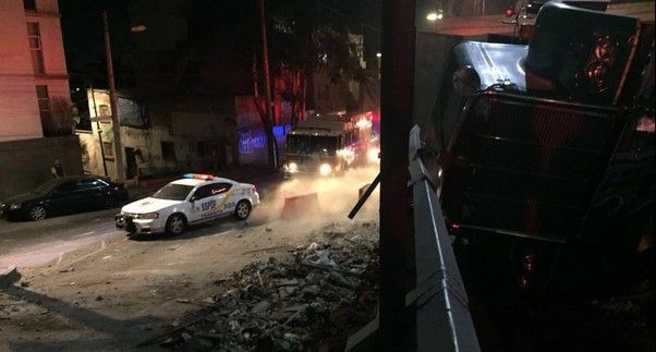 Vuelca camión en Periférico y Río Becerra