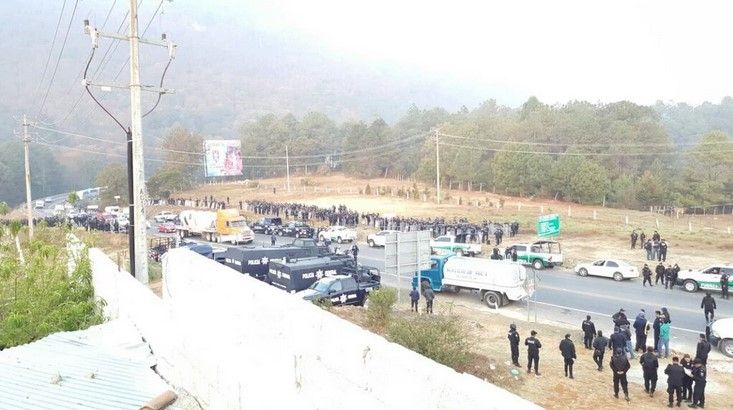 Chocan maestros de la CNTE con la Policía Federal en Chiapas - @andrereportero