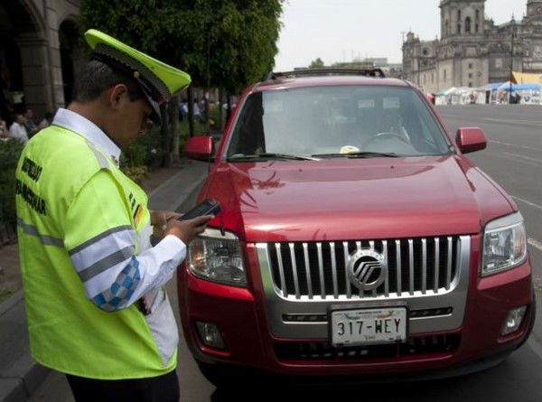 Multan al menos a 200 en primer día del nuevo Hoy No Circula - @autiridades