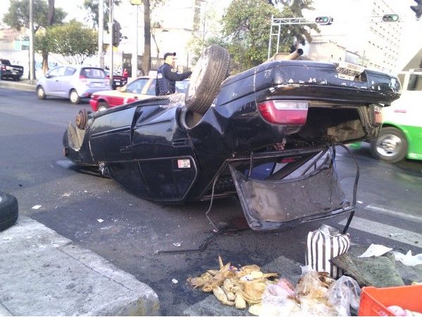 Vuelca automóvil en Paseo de la Reforma - @auto1