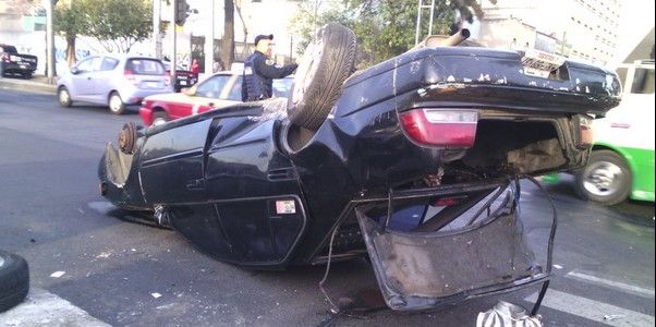Vuelca automóvil en Paseo de la Reforma