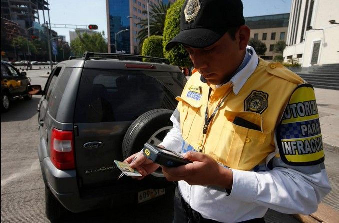 Policías capitalinos violan Hoy No Circula