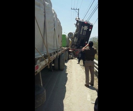 Tráiler impactó a 18 vehículos en la Autopista del Sol - @guerrero1