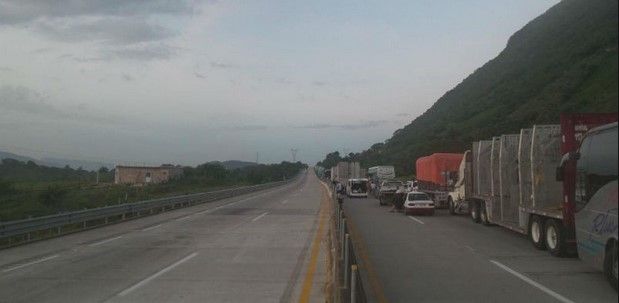 Tráiler impactó a 18 vehículos en la Autopista del Sol