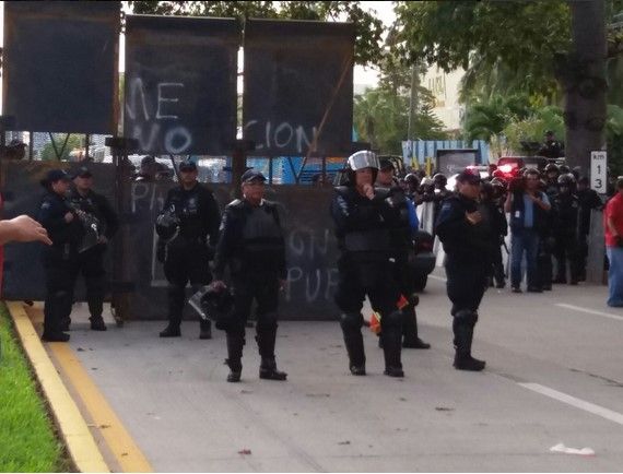 Maestros destrozan oficina del INEE en Guerrero - @laurasanchezg51