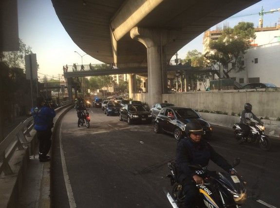 Retiran camión que volcó en Periférico depués de 3 horas - @peri