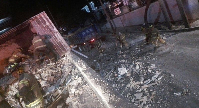 Retiran camión que volcó en Periférico depués de 3 horas - @perife