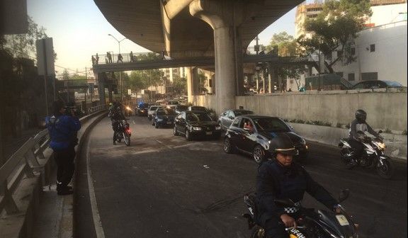 Retiran camión que volcó en Periférico depués de 3 horas