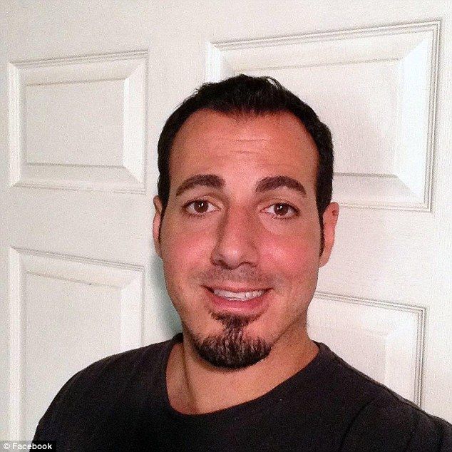 Acusan a un hombre de matar a su hijo por ser gay - Amir