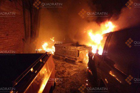 Sujetos incendian vehículos en Apatzingán - Apatzingán-