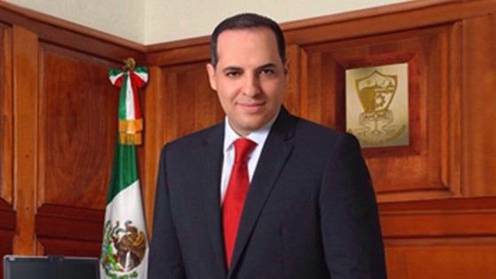 Alcalde en Sinaloa paga casi 100 mil pesos por paquete fotográfico