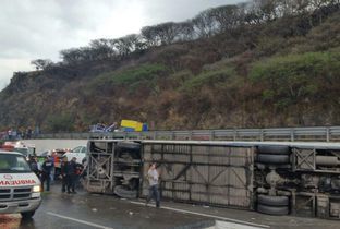 Vuelca autobús con seguidores de Guns N’ Roses