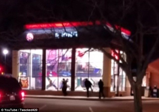 Empleados rompen vidrios de Burger King por broma telefónica - BK-