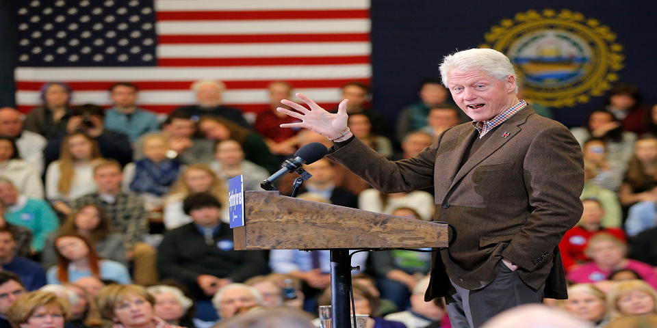 Bill Clinton se enfrasca en discusión con negros en mitin