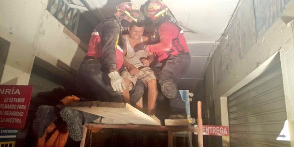 Video: el emotivo rescate de personas por el terremoto en Ecuador