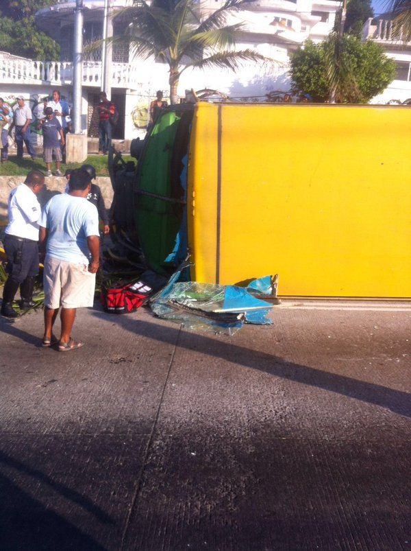 Volcadura de autobús deja 50 heridos en Acapulco - Camión-Acapulco-3