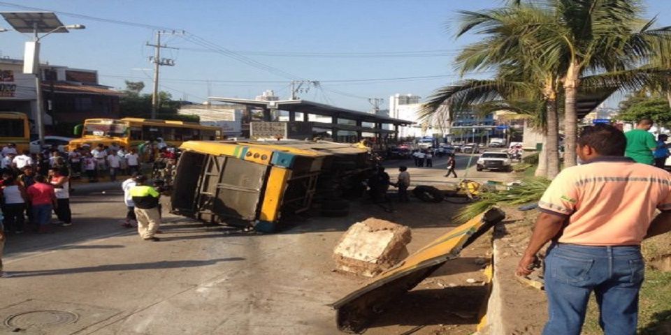 Volcadura de autobús deja 50 heridos en Acapulco