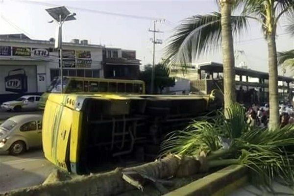 Volcadura de autobús deja 50 heridos en Acapulco - Camión-Acapulco