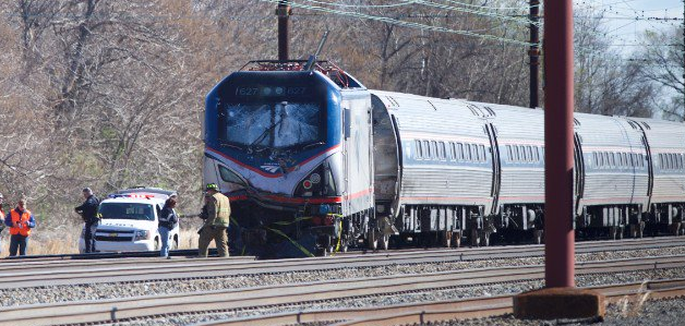 Descarrila tren de pasajeros en Filadelfia: dos muertos