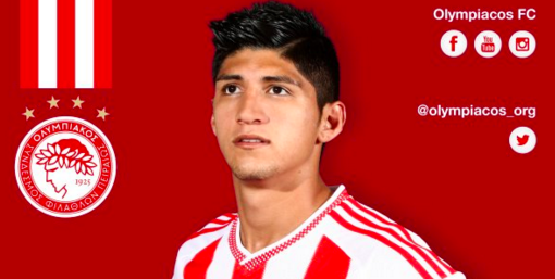 Alan Pulido anota con el Olympiacos