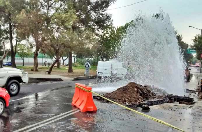 Fuga de agua paraliza circulación en la GAM