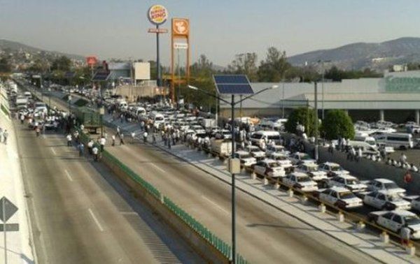 Desalojo en la Autopista del Sol deja un muerto, 4 policías heridos y 58 detenidos