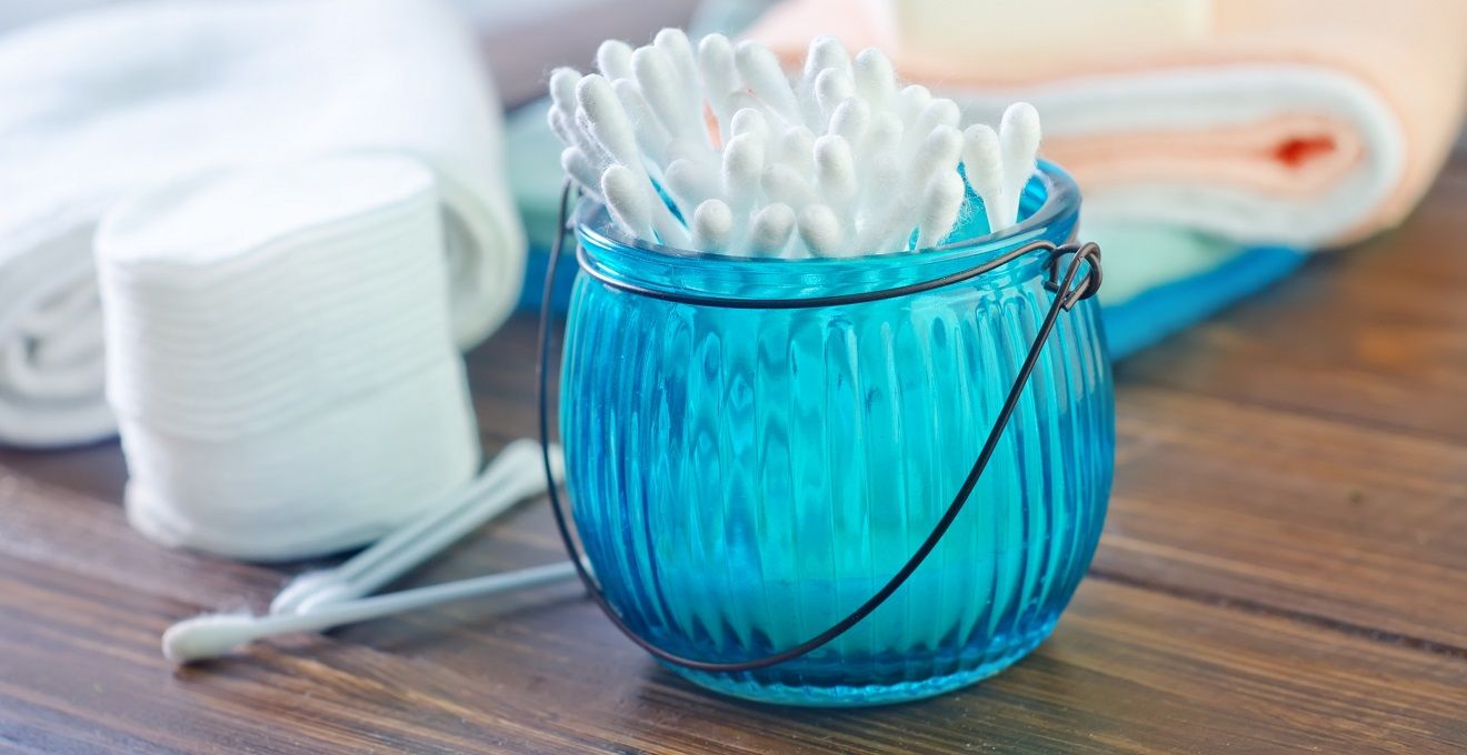 Cinco errores que se cometen al limpiarse los oídos - Cotonetes