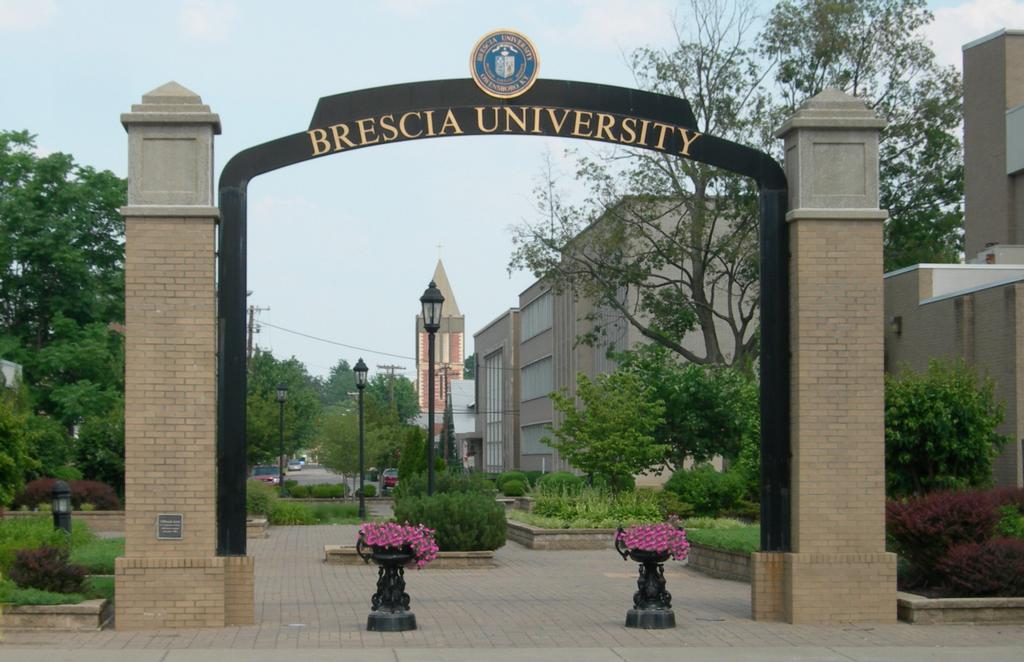 Se gradúa mujer de 102 años de edad en Kentucky