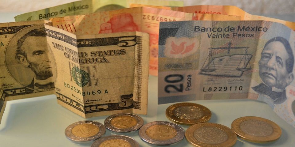 Dólar cierra hasta en 17.61 pesos a la venta