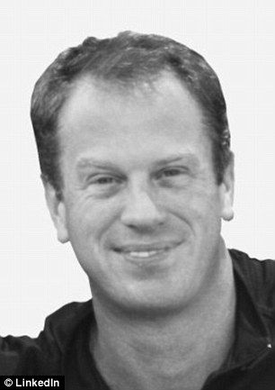 Exsenador estadounidense de 90 años se casará con alguien de su mismo sexo - Exsenador-Linked-In