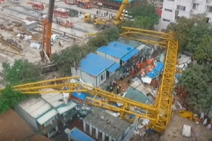 Cae grúa en China. Mata al menos a 18 personas