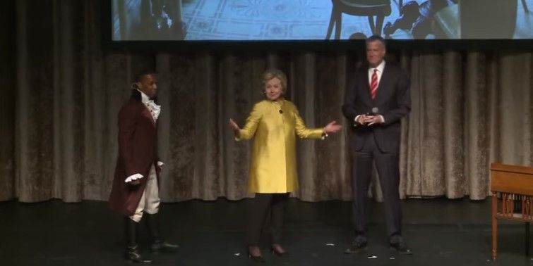 Video: indignación por chiste racista en sketch de Hillary Clinton