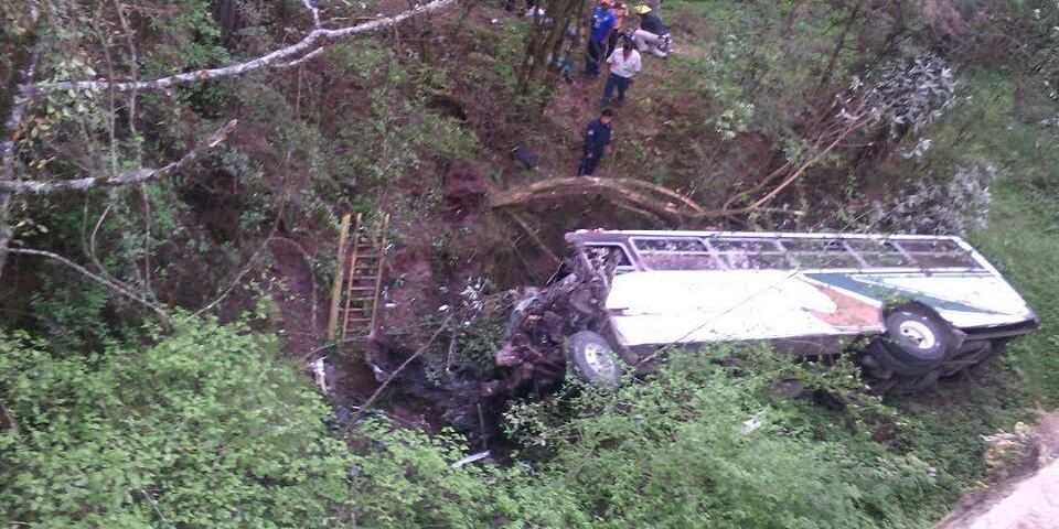 Cae autobús a barranco dejando como saldo cuatro muertos en Puebla