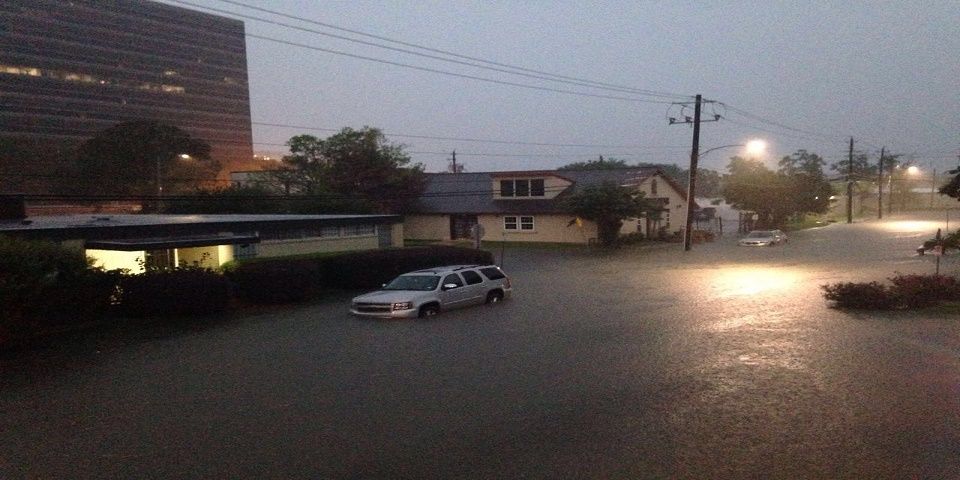 Inundaciones en Houston dejan cinco muertos