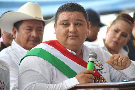 Alcalde de Aquila acusa a ex autodefensas de ataque en su contra