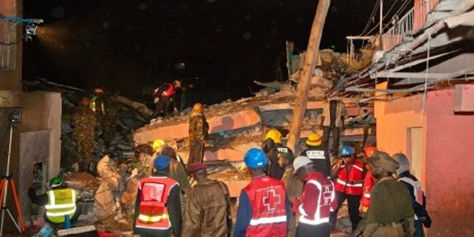 Tres muertos y más de cien atrapados tras colapso de edificio en Kenia