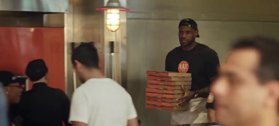 Video: LeBron James se hace pasar como empleado de una pizzería